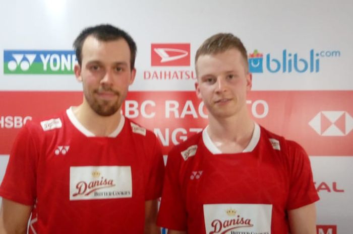 Pasangan ganda putra Denmark, Kim Astrup/Anders Skaarup Rasmussen, berpose di area mixed zone seusai