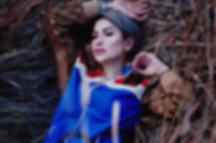 Pamer Tato di Paha, Nikita Mirzani Cuek Pakai Dress Belahan Tinggi Super Seksi Saat Nyanyi di Banyuwangi