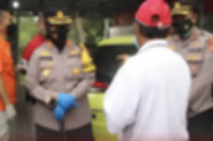 Kapolres Subang, AKBP Sumarni saat memeriksa TKP pembunuhan di Subang, Jawa Barat. 