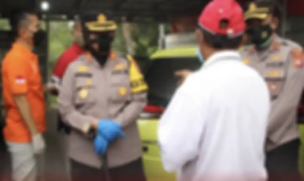 Kapolres Subang, AKBP Sumarni saat memeriksa TKP pembunuhan di Subang, Jawa Barat. 