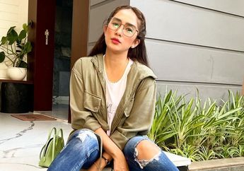 Ussy Sulistyawaty Pakai Sepatu Heels Unik Model Telur Pecah yang Bikin Slafok, Ternyata Harganya Bikin Pusing!