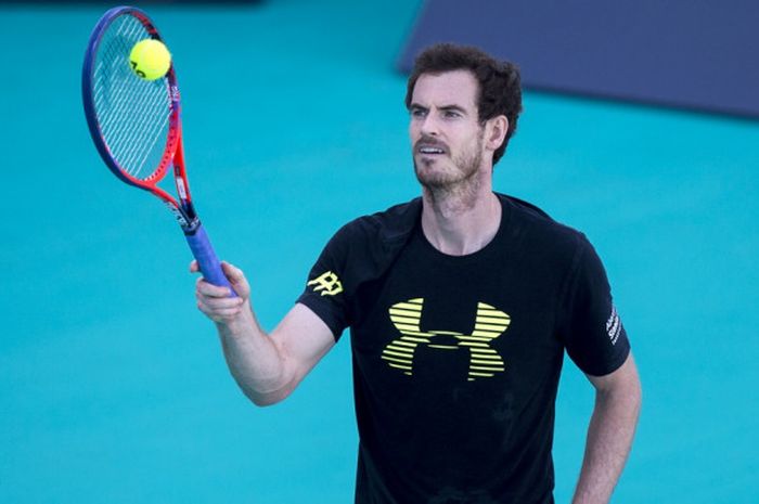 Petenis putra asal Inggris Raya, Andy Murray, menjalani sesi latihan di Abu Dhabi, Jumat (29/12/2017