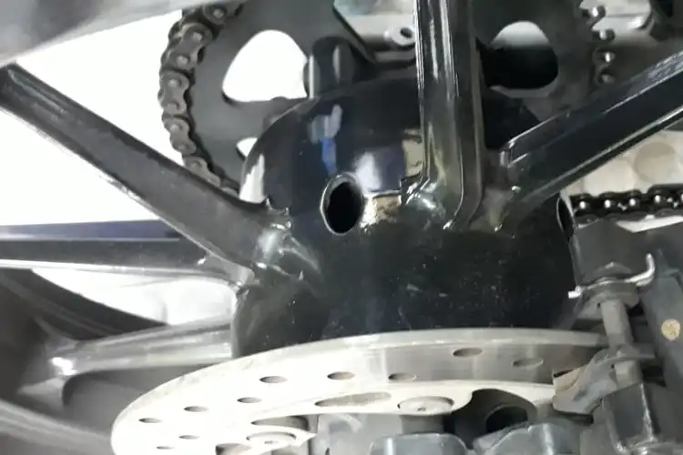 Apa Sih Fungsi Lubang di Tengah-tengah Pelek Motor? Ini Jawabannya Bro