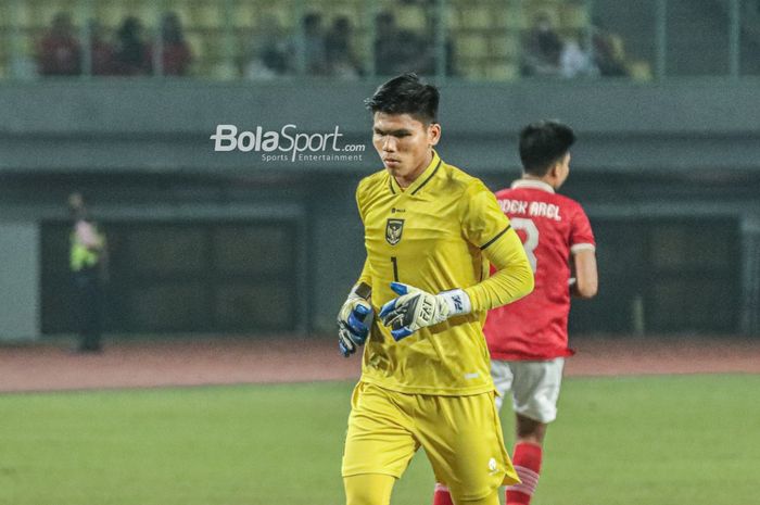 Kiper timnas U-19 Indonesia, Cahya Supriadi, saat bertanding di Stadion Patriot Candrabhaga, Bekasi, Jawa Barat.