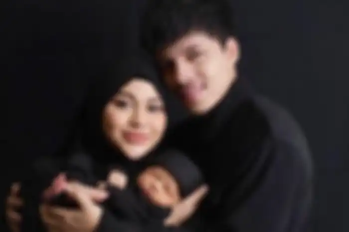Aurel Hermansyah bersama Atta Halilintar dan Ameena Hanna Nur Atta, putri kecil mereka 