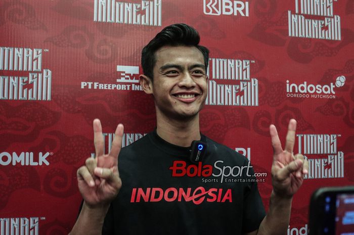 Pemain timnas Indonesia, Pratama Arhan, sedang memberikan keterangan kepada awak media di Hotel Fairmont, Senayan, Jakarta, Selasa (19/3/2024).