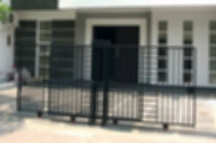 Pagar rumah ini mempunyai dua bukaan, untuk memudahkan keluar masuknya 2 mobil.
