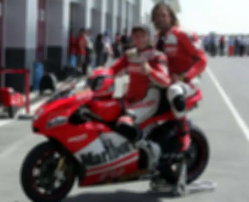 Randy Mamola (kiri) bersama Gabriel Batistuta di ajang MotoGP Qatar 2004