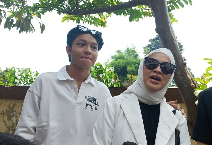 Kiesha Alvaro bersama sang ibu, Okie Agustina di Pengadilan Agama Bogor, pada Jumat (10/11/2023).