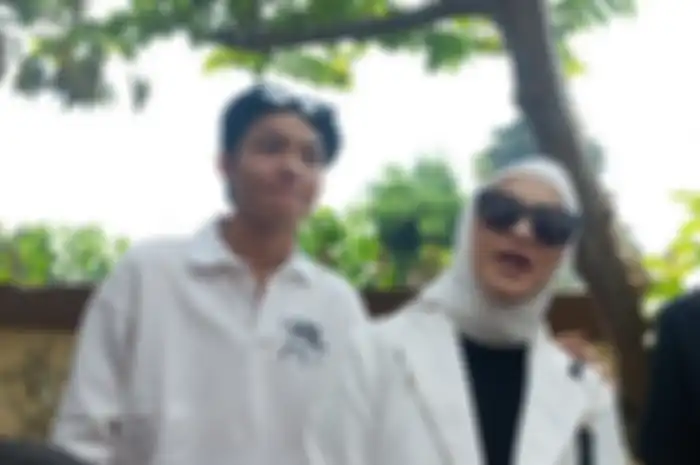Kiesha Alvaro bersama sang ibu, Okie Agustina di Pengadilan Agama Bogor, pada Jumat (10/11/2023).