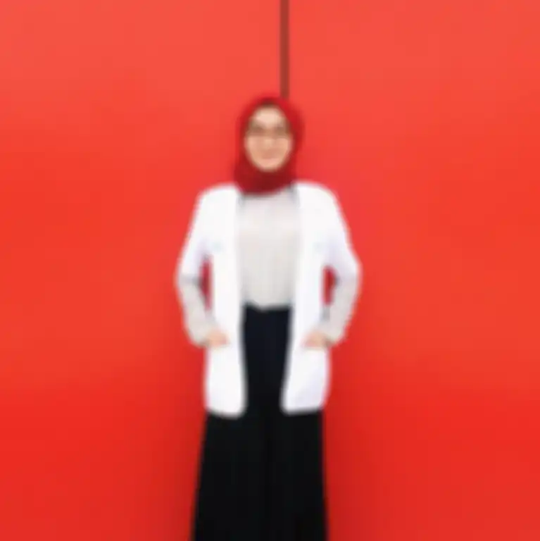 Emma Ainun tampi cantik dengan jas dokter dan hijab