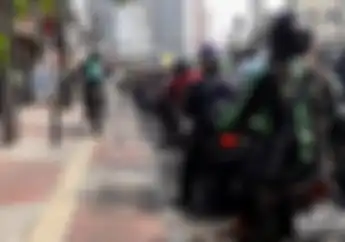 Kesempatan Pemotor Langgar Aturan Terabas Trotoar, Enggak Ada Polisi
