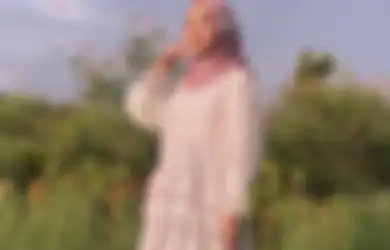 5 Ide Model Dress Hjab Buat Lebaran ala Fatin Shidqia. Manis Banget!