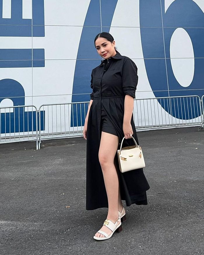 Potret penampilan Nagita Slavina pada fashion show Tory Burch di Amerika.