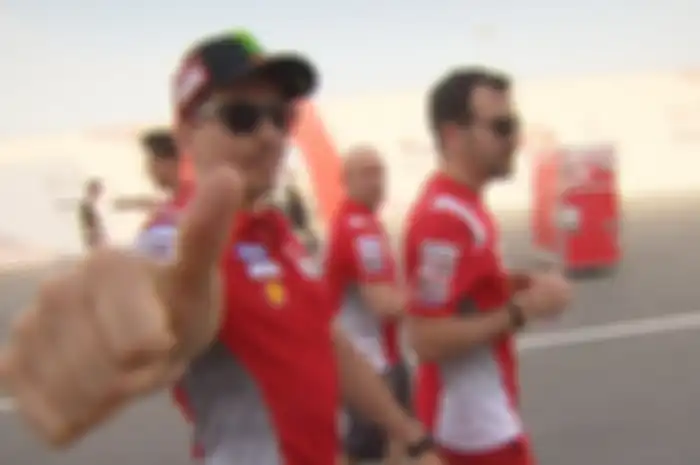 Jorge Lorenzo dan kru tim Ducati