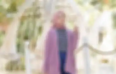 Tips Hijab Segi Empat Biar Tetap Tegak Lurus, Cocok Buat Silaturahmi Online!