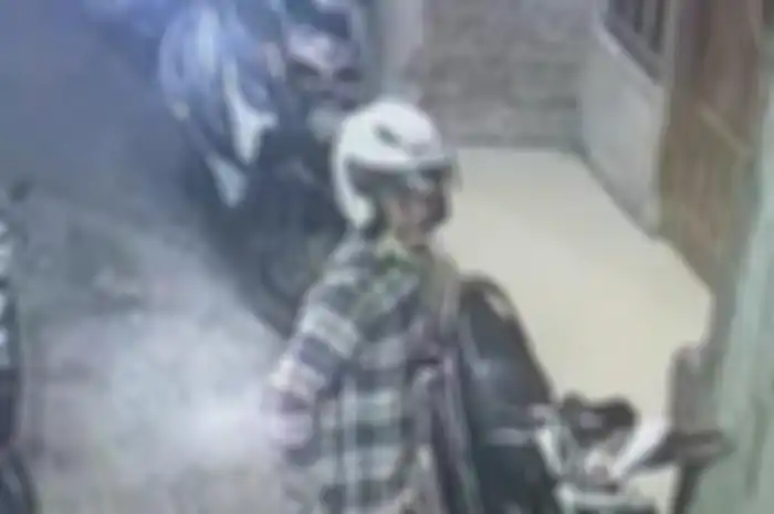 Terekam dalam kamera CCTV aksi pelaku curanmor dilakukan di kawasan permukiman padat penduduk.
