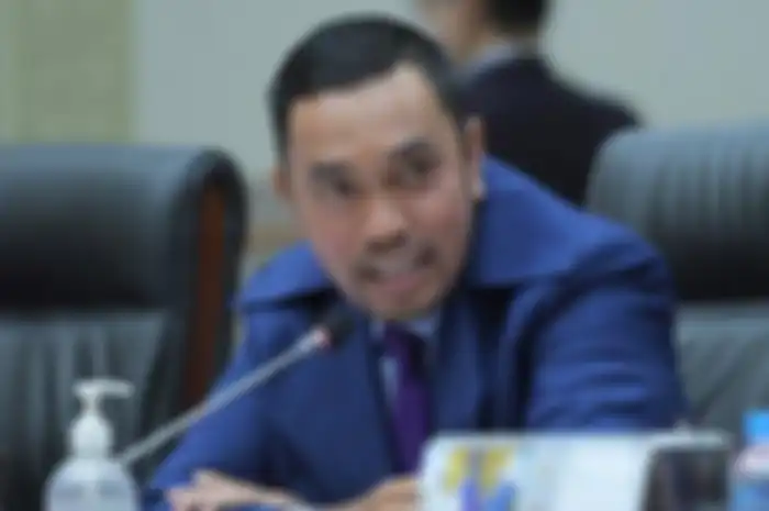 Crazy rich Ahmad Sahroni punya motor seharga Rp 840 juta, begini gayanya ketika naik motor spesial.