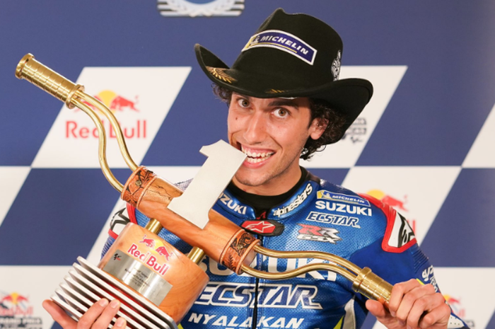 Alex RIns (Suzuki Ecstar) berpose seusai memenangkan MotoGP Americas 2019, Minggu (14/4/2019).