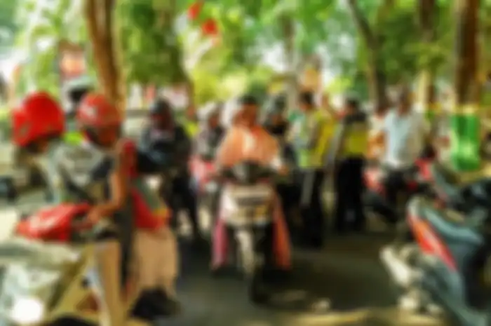 Petugas Satlantas Polres Tuban melakukan operasi Zebra terhadap pengendara motor