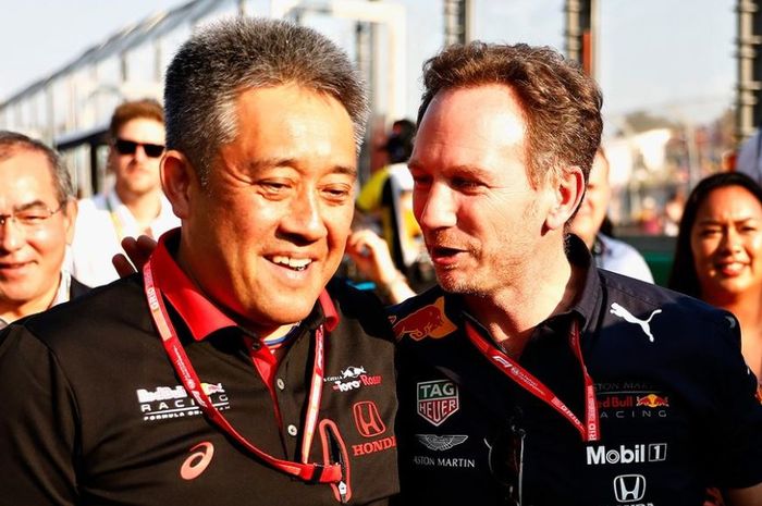 Bos Motorsport Honda Masashi Yamamoto (kiri) bersama Christian Horner (kanan) kepada tim Red Bull saat F1 Australia pada Minggu (17/3/2019)