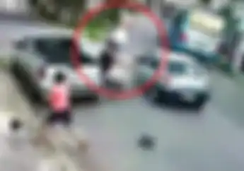 Aje Gile! Ngebut di Tikungan, Bikers Tabrak Mobil Langsung Terpental Sejauh 10 Meter