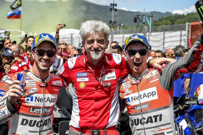 General Manager Ducati, Luigi Dall'Igna (tengah), merayakan kesuksesan Ducati.