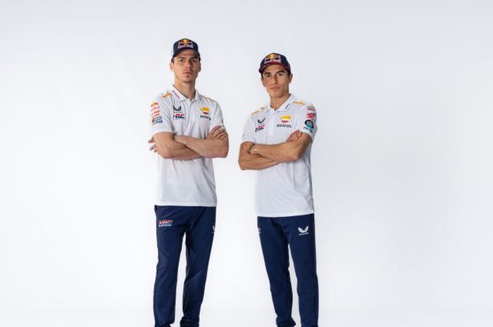 Joan Mir dan Marc Marquez berpose dengan seragam tim Repsol Honda dalam sesi pemotretan untuk peluncuran tim jelang MotoGP musim 2023.