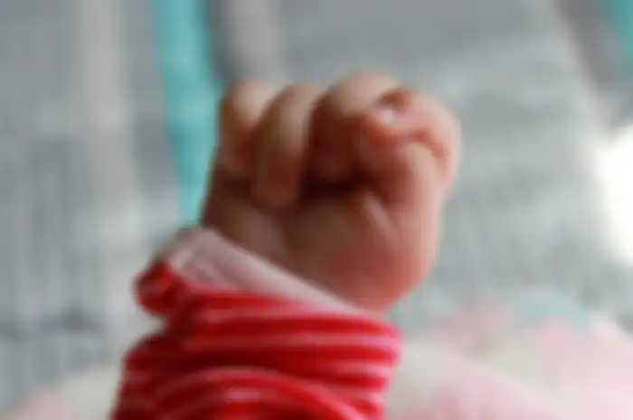 Adik bayi sering mengepalkan tangannya