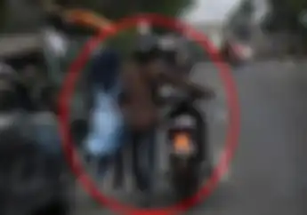 Foto Viral Bikers Ini Pas Banget Buat 'Tampar' Para Cewek Matre Zaman Now