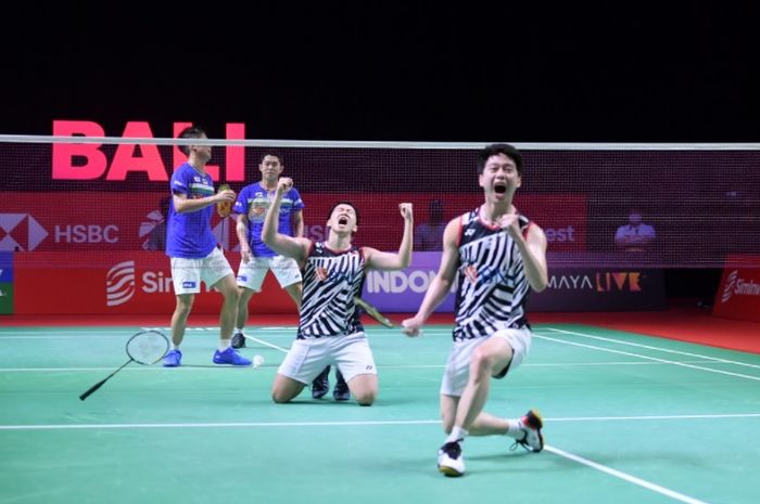 Reaksi ganda putra Indonesia, Marcus Fernaldi Gideon/Kevin Sanjaya Sukamuljo (jersei putih-hitam), setelah memenangi final Indonesia Open 2021 di Bali, 28 November 2021. Kurang dari tiga tahun setelah trofi terakhir ini, Minions undur diri.