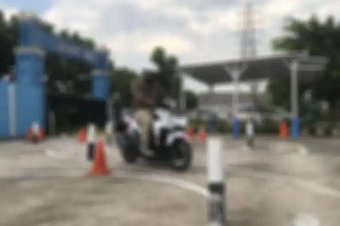 Ilustrasi peserta ujian praktik SIM C.