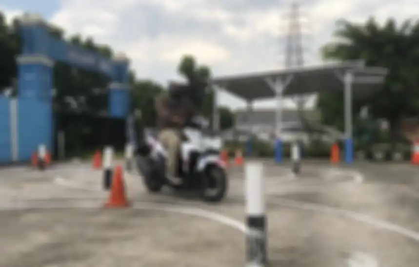 Ilustrasi peserta ujian praktik SIM C.