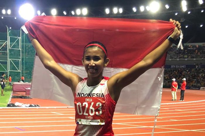 Ekspresi atlet lari gawang 100 meter Indonesia, Emilia Nova, setelah memastikan medali emas SEA Games 2019 di Manila, Filipina, Senin (9/12/2019)