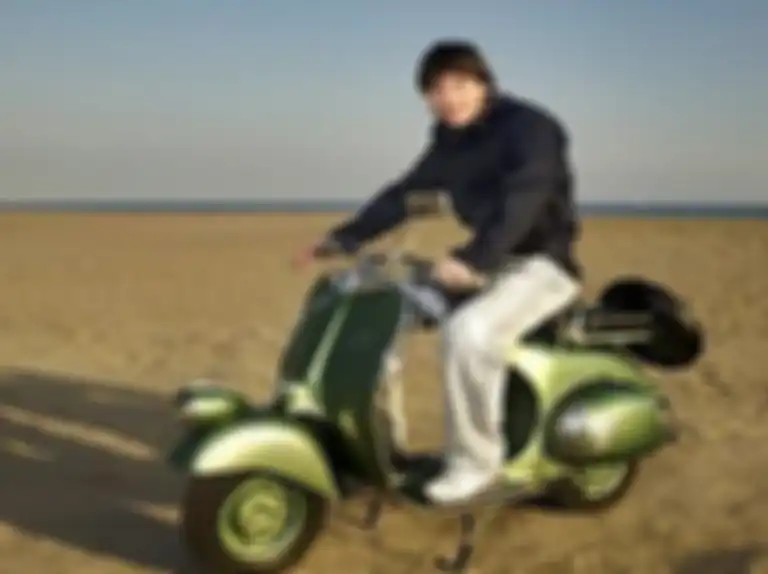 Potret Lionel Messi menaik motor Vespa 1946.