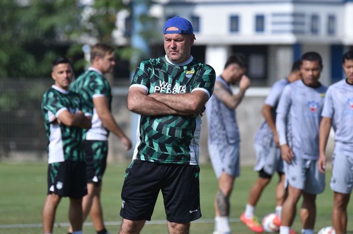 Bojan Hodak saat memimpin sesi latihan Persib Bandung, Senin (29/7/2024).