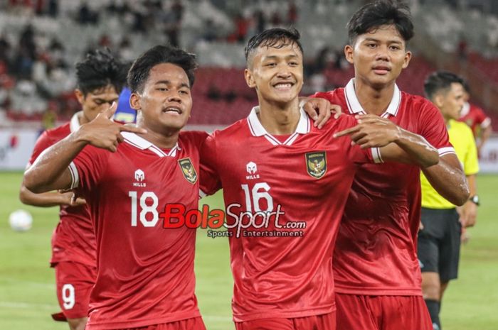 Dony Tri Pamungkas (kiri) dan Arkhan Kaka Putra (kanan) sedang ikut selebrasi dengan, Toni Firmansyah (tengah) yang mampu mencetak gol dalam laga uji coba timnas U-20 Indonesia vs timnas U-20 Thailand di Stadion Utama Gelora Bung Karno, Senayan, Jakarta, Jumat (26/1/2024). 