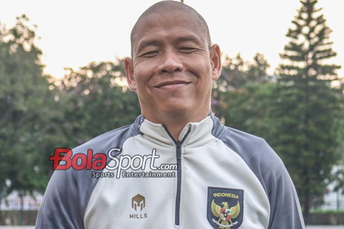 Pelatih timnas U-16 Indonesia, Nova Arianto, sedang memberikan keterangan kepada awak media di Lapangan A, Senayan, Jakarta, Selasa (27/2/2024).