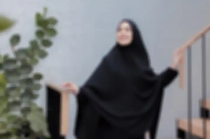 Gamis hitam modis ala Vebby Palwinta