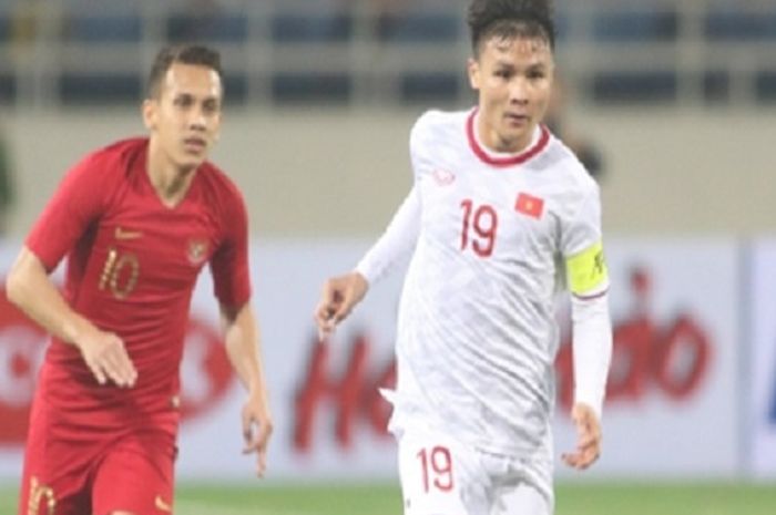 Striker Timnas U-23 Indonesia Egy Maulana Vikri tampak keteteran mengejar kaptan Timnas U-23 Vietnam Nguyen Quang Hai dalam duel Grup K Kualifikasi Piala Asia U-23 2020 di Stadion Nasional My Dinh, Hanoi, Vietnam, Minggu (24/3/2019) malam WIB.