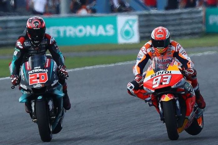 Momen saat Fabio Quartararo (Kiri) berduel dengan Marc Marquez (Kanan) pada balapan MotoGP Thailand 2019, Minggu (6/10/2019)