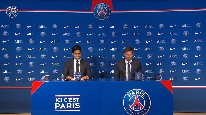 Lionel Messi (kiri) dan presiden PSG, Nasser Al-Khelaifi.