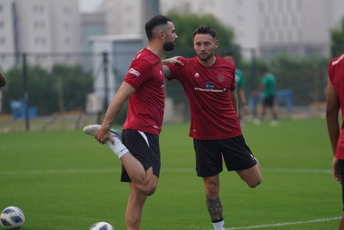 Gelandang timnas Indonesia, Marc Klok, saat menjalani sesi latihan yang digelar di apangan latihan kompleks sekitar Stadion Internasional Basra, Irak, Minggu (12/11/2023).