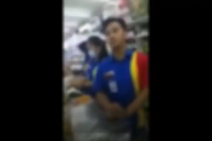 Kasir di Indomaret ini mesti menghadapi kemarahan orangtua karena melayani pembelian voucher game online senilai Rp 800.000.