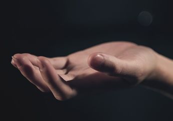 Cuci Piring Bikin Telapak Tangan Kasar dan Keriput? Coba Oleskan Campuran Garam, Bedak Bayi, dan Sabun untuk Dapatkan Kembali Kulit Cantikmu