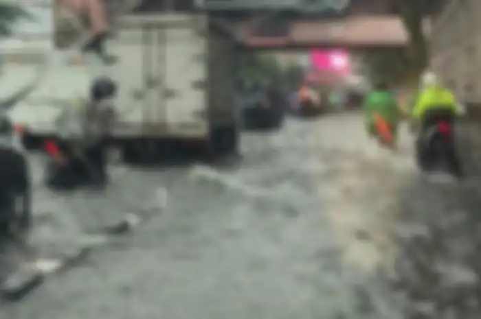 Hujan deras mengguyur Jakarta (24/1/2020), pemotor harus waspada banjir