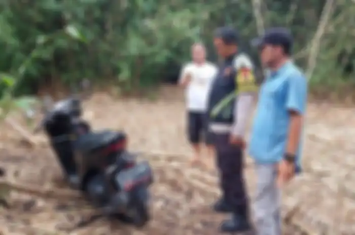 Warga dan polisi mendatangi lokasi penemuan motor Honda Vario 150 di kebun pohon bambu.