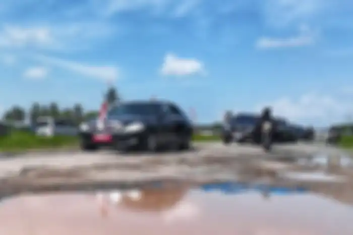 Momen Presiden Jokowi sidak jalan rusak di Lampung. Turun tangan setelah banyak laporan makan korban.