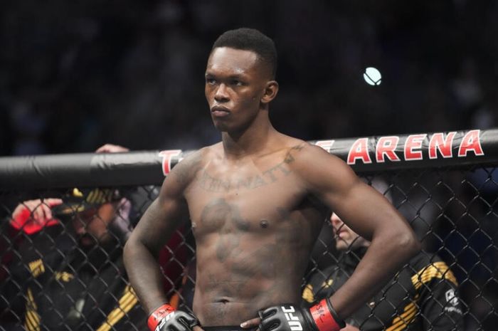 Petarung kelas menengah yang kehilangan sabuk juaranya di UFC 281 atas Alex Pereira, Israel Adesanya.