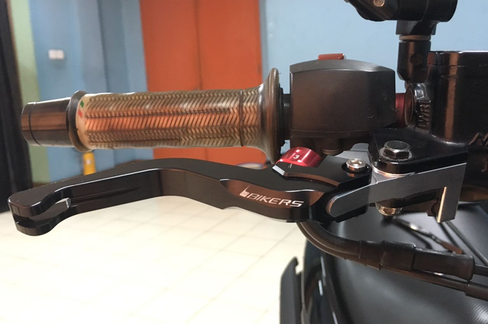 Handle rem aftermarket terpasang di NMAX